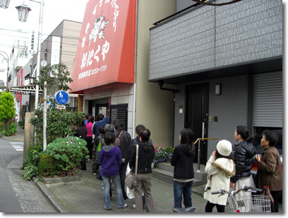 斉藤精肉店の行列