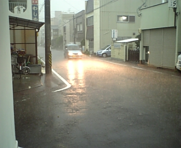 激しい雷雨